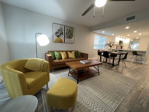 Smart TV - NEW! Spacious designer 2-Bed/2.5-Bath townhome near Downtown Orlando (Orlando)