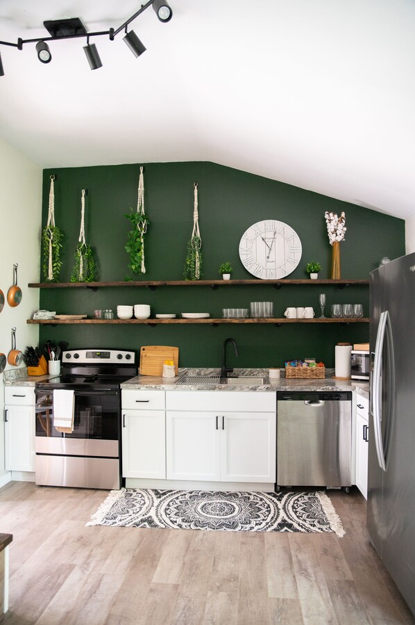 Fridge, microwave, oven, stovetop - Pet Friendly 3 bedroom 1 king,1 Queen,1 Full Bed Home (Youngstown)