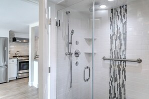 Dusche, Haartrockner, Handtücher, Seife