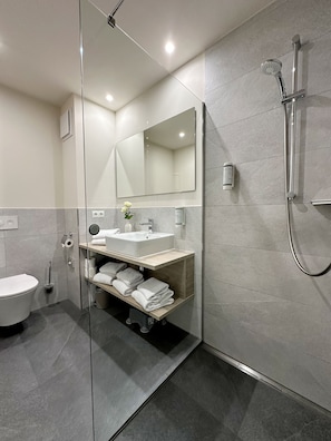 Junior Suite | Bathroom | Shower, free toiletries, hair dryer, towels - DiMas Hotel Ettenheim - Rust (Ettenheim)