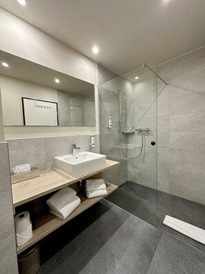 Shower, free toiletries, hair dryer, towels - DiMas Hotel Ettenheim - Rust (Ettenheim)