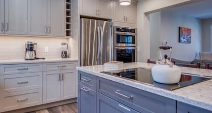 Newly renovated Dog-friendly Lakefront Getaway with Fenced in back yard