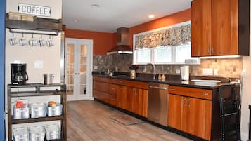 Microwave, stovetop, dishwasher, coffee/tea maker