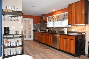 Microondas, placa de cocina, lavavajillas, cafetera/tetera