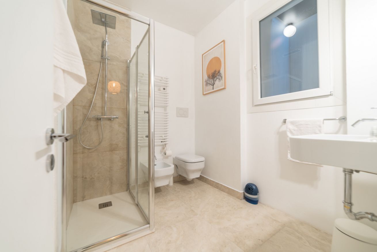 Dusche, Haartrockner, Bidet, Handtücher