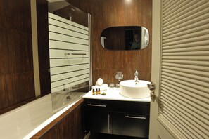 Badewanne, kostenlose Toilettenartikel, Haartrockner, Bademäntel