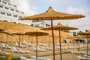 Am Strand, Liegestühle, Sonnenschirme, Strandtücher