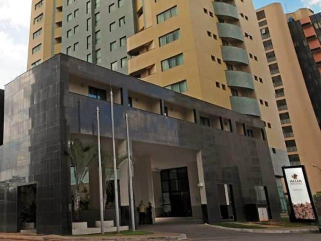 Un bâtiment moderne doté d’une grande entrée, de plusieurs étages et d’une enseigne.