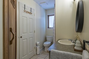 Hårtork, handdukar, tvål och schampo