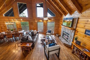 Smart TV, chimenea, futbolito