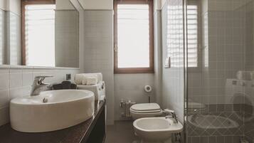 Departamento clásico, 2 habitaciones, para no fumadores | Baño | Secadora de cabello, toallas, papel de baño