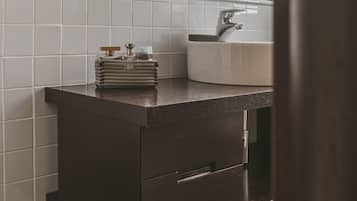 Leilighet – classic, 2 soverom, ikke-røyk | Bad | Hårføner, håndklær og toalettpapir