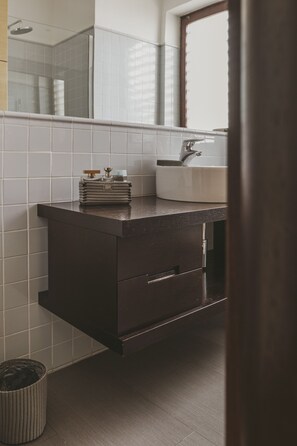 Lägenhet Classic - 2 sovrum - icke-rökare | Badrum | Hårtork, handdukar och toalettpapper