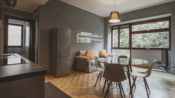 Departamento clásico, 2 habitaciones, para no fumadores | Área de sala de estar | Televisión de pantalla plana