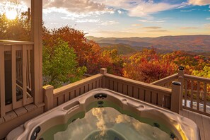 Outdoor spa tub - Tanasi Lodge - Weddings - Retreats - Gathering (Sevierville)