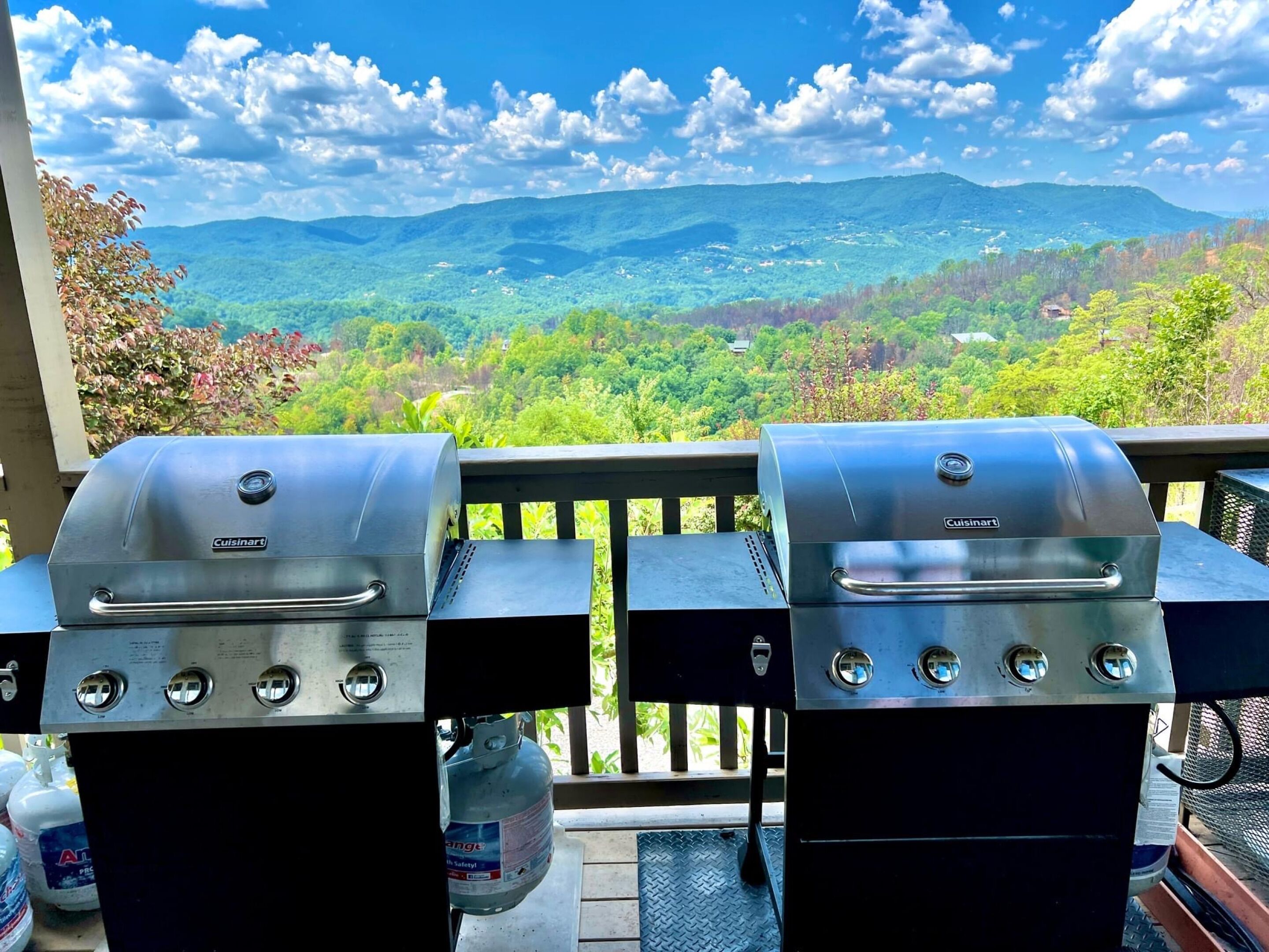 Dos parrillas a gas Cuisinart en un balcón con una vista panorámica de la montaña.