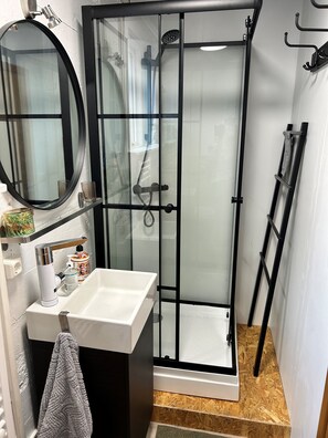Shower, hair dryer, towels, soap - The Little Guesthouse Downtown - A beautiful family studio (Keflavík)