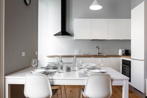 Kjøleskap, ovn, kokeplater og oppvaskmaskin