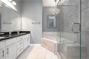 Hair dryer, towels, soap, shampoo - Midtown Houston City View Home (Houston)