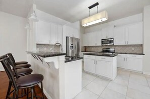 Kylskåp, mikrovågsugn, ugn och spishäll