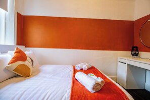 2 makuuhuonetta, työpöytä, silitysrauta/-lauta, ilmainen Wi-Fi