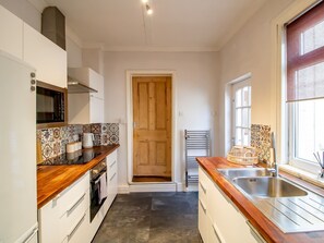 Fridge, microwave, oven, dishwasher - Hazelwood - Jesmond Cosy Flat in a Jesmond  - Pass the Keys (Newcastle)