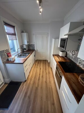 Kjøleskap, mikrobølgeovn, ovn og oppvaskmaskin