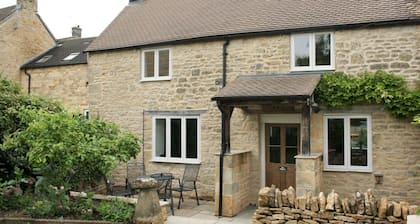 The Pippins a Cotswold cottage and garden parking - Pass the Keys