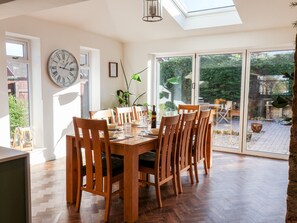 Dining - Meadowfields (Whitby)