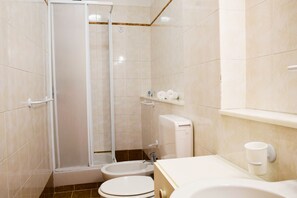 Douche, sèche-cheveux, bidet, serviettes fournies