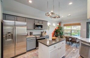 Réfrigérateur, four à micro-ondes, un four, surface de cuisson