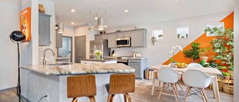 Kylskåp, mikrovågsugn, ugn och spishäll