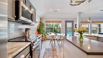 Frigorífic, microones, forn i placa de cuina