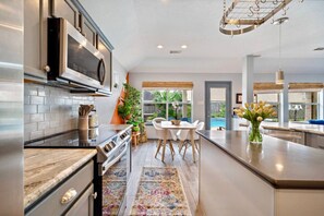 Jääkaappi, mikroaaltouuni, uuni, liesi