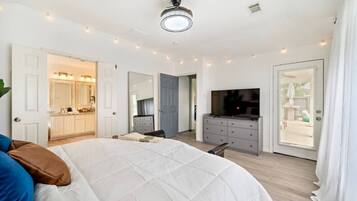 4 slaapkamers, een bureau, een strijkplank/strijkijzer, reisbedje