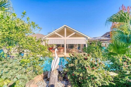 Charming 4BR Private Pool Oasis w/ King Bed Suite