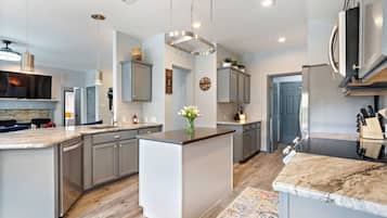 Frigorífic, microones, forn i placa de cuina