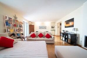 1 dormitorio, tabla de planchar con plancha, wifi y ropa de cama