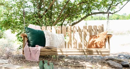King Suite on 73 Acres -10min to Round Top - in the middle of Austin & Houston!