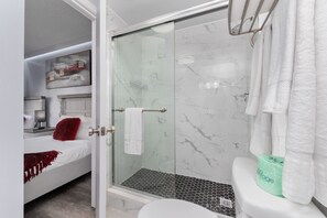 Douche, séchoir à cheveux, serviettes fournies, savon