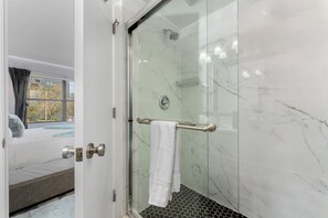 Ducha, secador de pelo, toallas y jabón