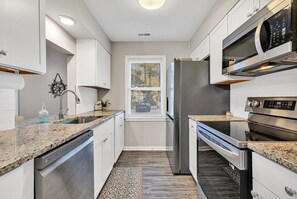 冷蔵庫、電子レンジ、オーブン、コンロ