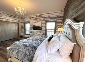 4 bedrooms, iron/ironing board, free WiFi, bed sheets - ❤️ New“Crazy Amazing LakeCabin”KingBeds-Lake-Sleeps17-Message Host for SPECIALS ❤️ (Sevierville)