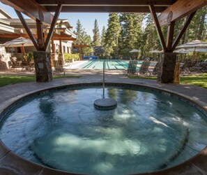 Utendørsbasseng og et oppvarmet basseng