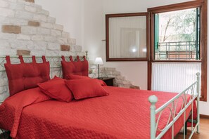 1 dormitorio, caja fuerte, escritorio y sistema de insonorización