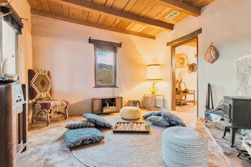 Casa Bizarra - Historic 1930s Adobe Home in 29Palms 