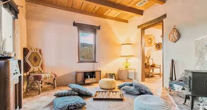 Casa Bizarra - Historic 1930s Adobe Home in 29Palms