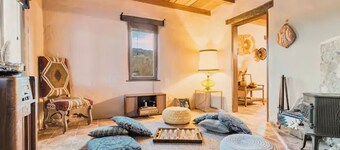 Casa Bizarra - Historic 1930s Adobe Home in 29Palms
