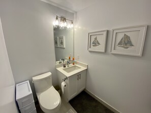 Chuveiro, toalhas de banho, sabonete, papel higiênico