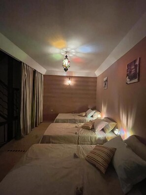 Triple Room | In-room safe, blackout curtains, bed sheets - Riad Baroud  (Marrakech)